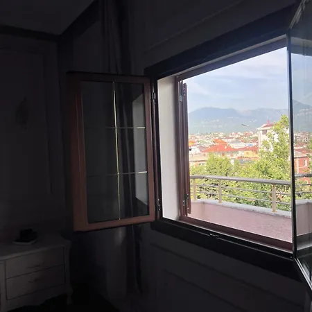 Luxury 007 Ostello Tirana