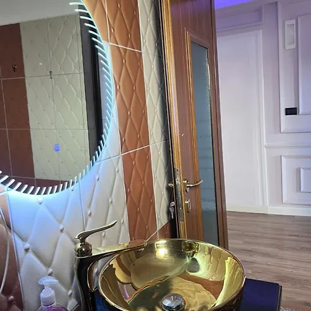 Hostel Luxury 007 *