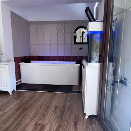 Luxury 007 Hostel *