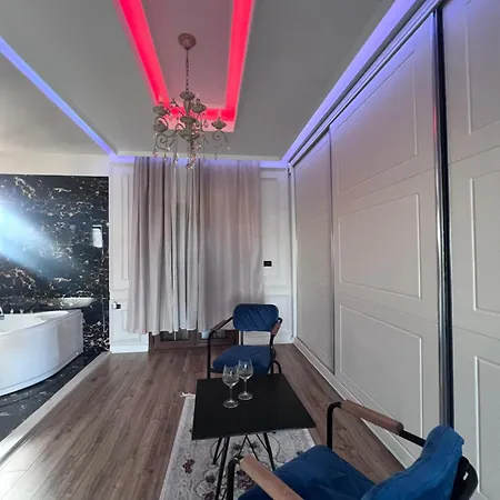 Luxury 007 Hostel *